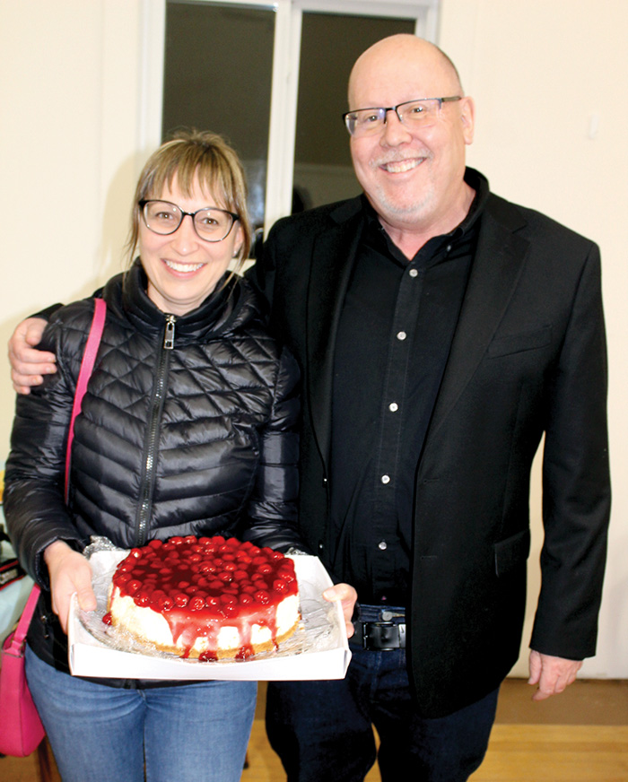 Kara Kinna and Kevin Weedmark with a cherry cheesecake they won the bidding for.<br />